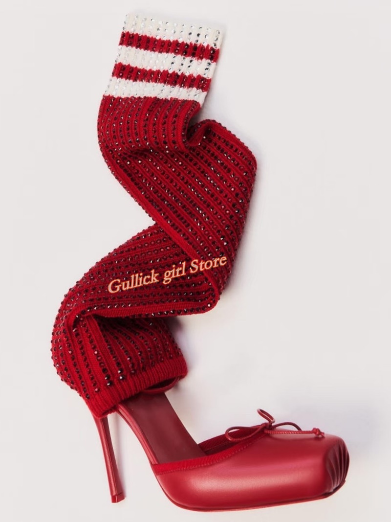 Knee High Sock Women - รองเท้าบูทส้นสูงทรงเหลี่ยมสีแดง ผ้าถักแบบยืดหยุ่น ดีไซน์เว้า โชว์ส้นเข็ม รุ่นรันเวย์ 2026